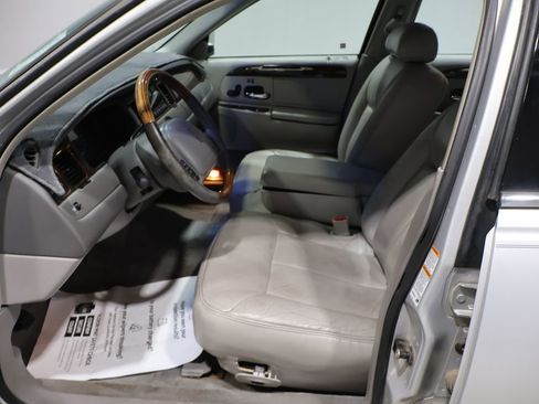 Used 2000 Lincoln Town Car Cartier image 2