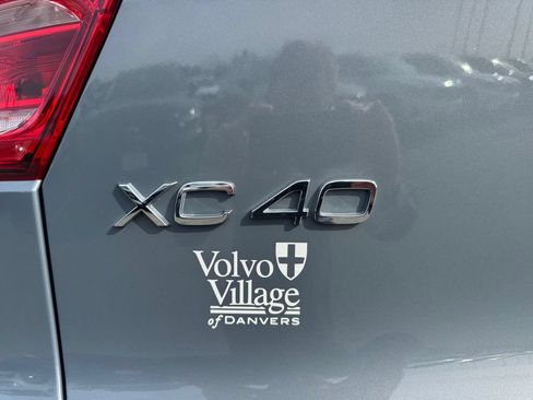 Used 2023 Volvo XC40 B5 Plus w/ Driver Assist Package AWD/4WD image 10