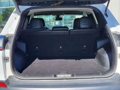 Used 2019 Jeep Cherokee Latitude Plus w/ Comfort/Convenience Group AWD/4WD image 29