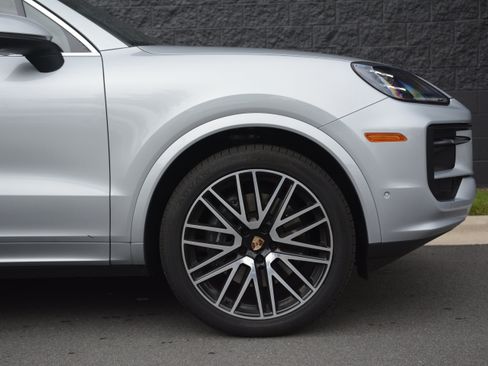 Certified 2025 Porsche Cayenne AWD/4WD image 39