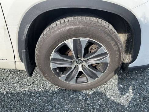 Used 2022 Toyota Highlander XLE AWD/4WD image 8