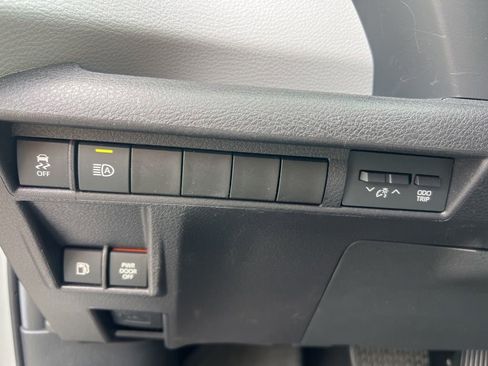 Used 2025 Toyota Sienna XLE image 23