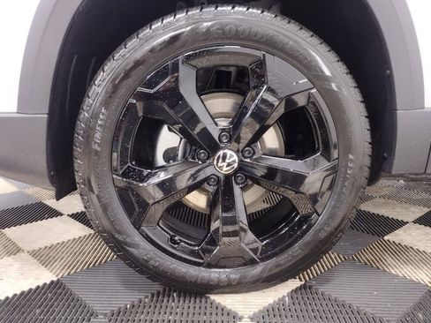 Certified 2025 Volkswagen Taos SE image 5