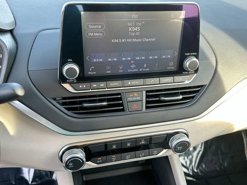 Used 2022 Nissan Altima 2.5 SV FWD image 16