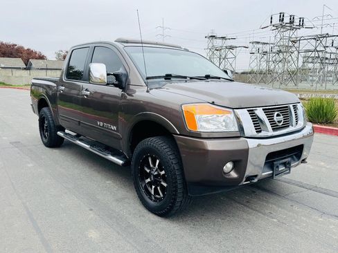 Used 2014 Nissan Titan SL w/ SL Moonroof Package image 7