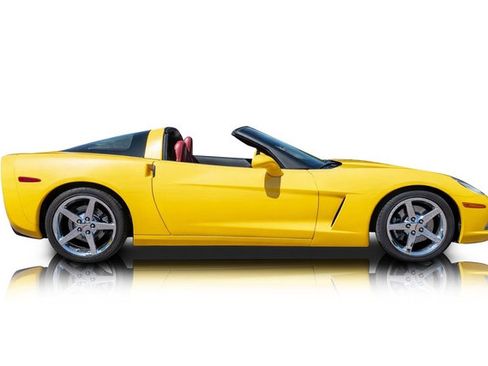 Used 2007 Chevrolet Corvette Coupe w/ Preferred Equipment Group RWD image 2