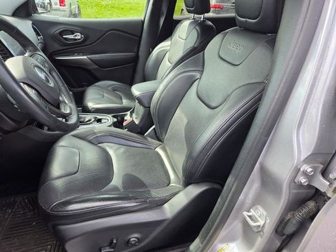 Used 2019 Jeep Cherokee Limited w/ Technology Group image 2