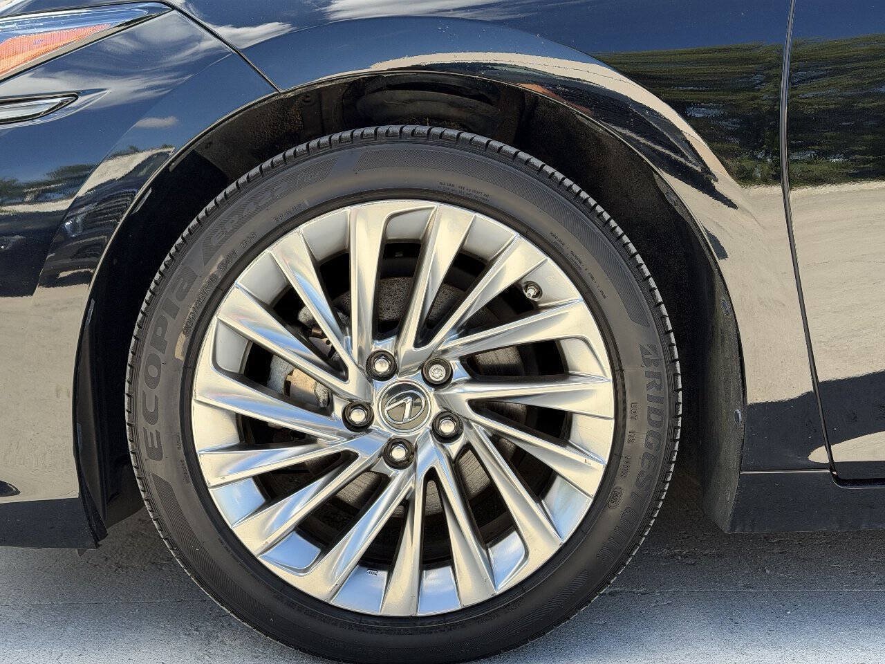 Used 2019 Lexus ES 300h w/ Accessory Package 2 FWD image 8
