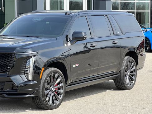 Used 2025 Cadillac Escalade ESV V AWD/4WD image 12
