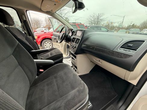 Used 2019 Dodge Grand Caravan SE w/ UConnect Hands-Free Group image 11