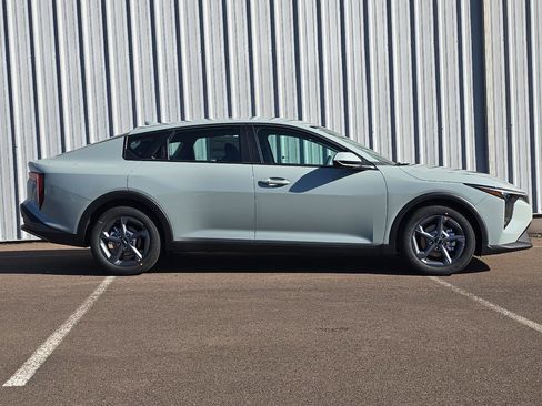 New 2026 Kia K4 LXS image 4