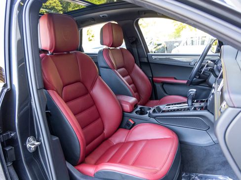 Used 2023 Porsche Macan Turbo image 61