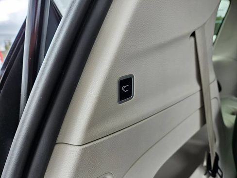 Used 2023 Chrysler Pacifica Touring-L FWD image 12