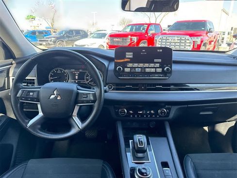 Used 2024 Mitsubishi Outlander SE image 15