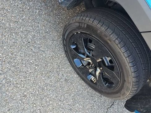 Used 2019 Toyota RAV4 LE FWD image 13