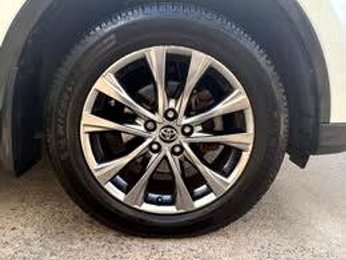 Used 2018 Toyota RAV4 Limited image 16