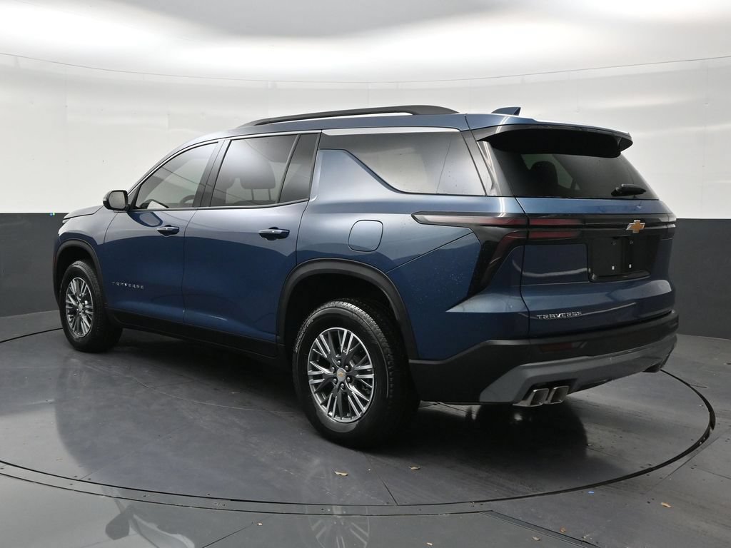 Used 2026 Chevrolet Traverse LT FWD image 3
