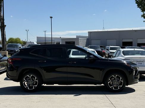 Used 2025 Chevrolet Trax LT FWD image 3