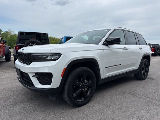 Used 2023 Jeep Grand Cherokee Altitude AWD/4WD image 7