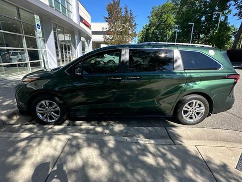 Used 2022 Toyota Sienna Platinum AWD/4WD image 2