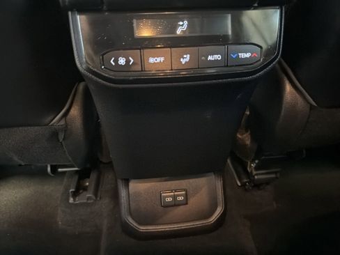 Used 2023 Toyota Highlander XLE AWD/4WD image 15