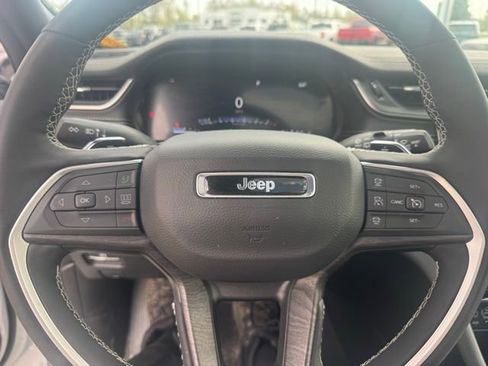 Used 2025 Jeep Grand Cherokee L Limited w/ Black Appearance Package AWD/4WD image 14