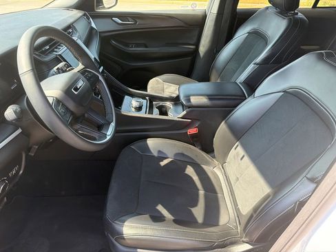 Used 2025 Jeep Grand Cherokee Altitude AWD/4WD image 9