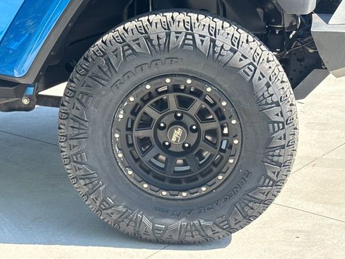 Used 2021 Jeep Gladiator Willys image 11