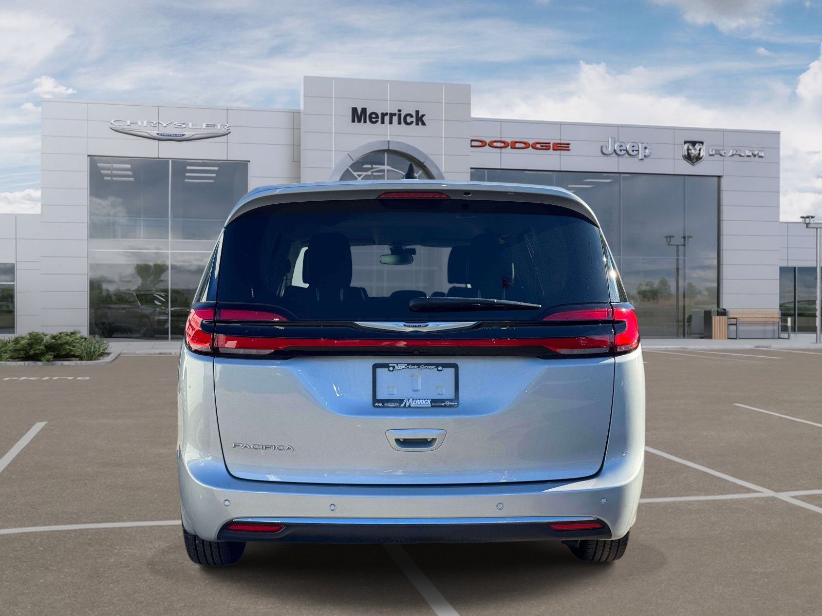 Certified 2024 Chrysler Pacifica Touring-L FWD image 6