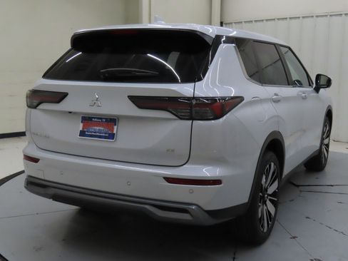 New 2025 Mitsubishi Outlander SE image 3