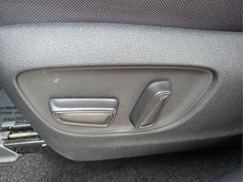 Used 2025 Toyota Highlander LE FWD image 16
