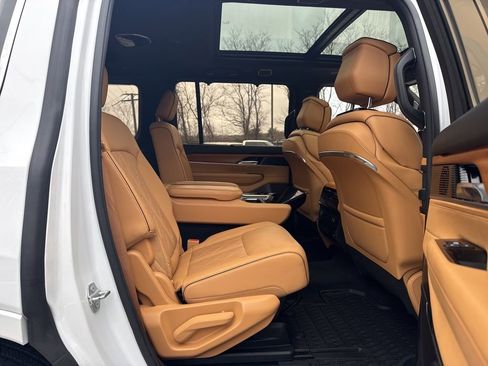 Used 2022 Jeep Grand Wagoneer Series III AWD/4WD image 17