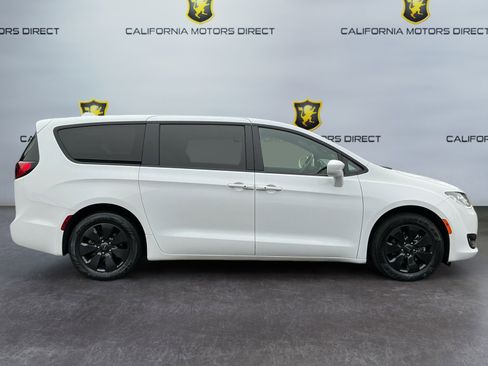 Used 2020 Chrysler Pacifica Touring w/ S Appearance Package image 4