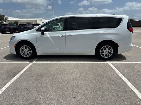 Used 2023 Chrysler Voyager LX FWD image 2
