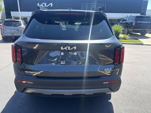 Used 2023 Kia Sorento S w/ Panoramic Sunroof Package AWD/4WD image 4
