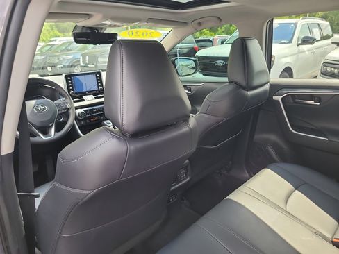 Used 2020 Toyota RAV4 Limited FWD image 11