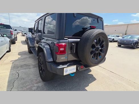Used 2022 Jeep Wrangler Unlimited Sahara w/ Cold Weather Group AWD/4WD image 38