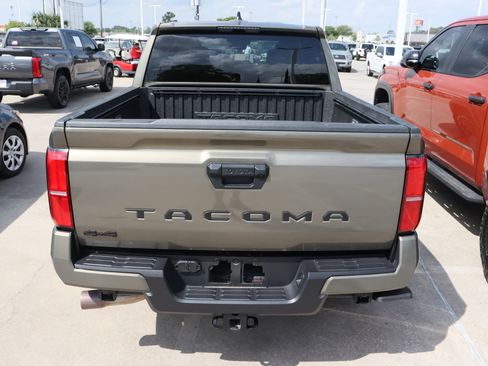 Used 2025 Toyota Tacoma TRD Sport image 9
