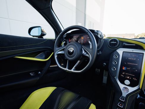 Used 2024 McLaren 750S Spider image 41