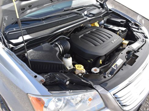 Used 2014 Chrysler Town & Country Touring FWD image 32