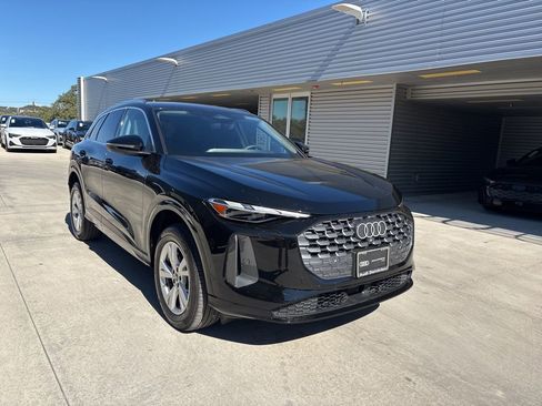 Certified 2025 Audi Q5 Premium w/ Convenience Package image 3