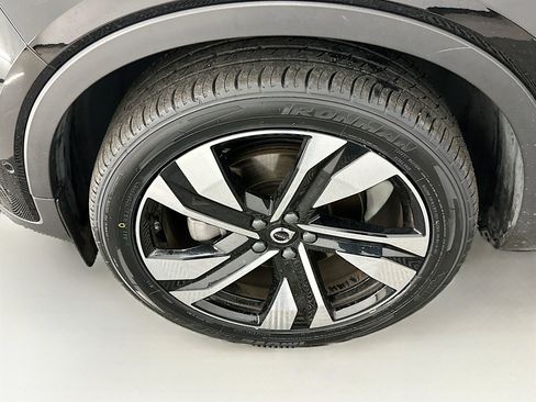 Used 2023 Volvo XC40 B5 Ultimate image 11