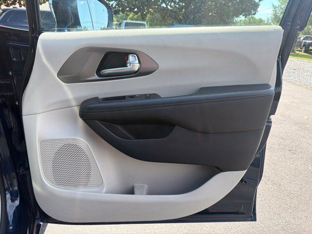 Used 2019 Chrysler Pacifica Limited FWD image 11