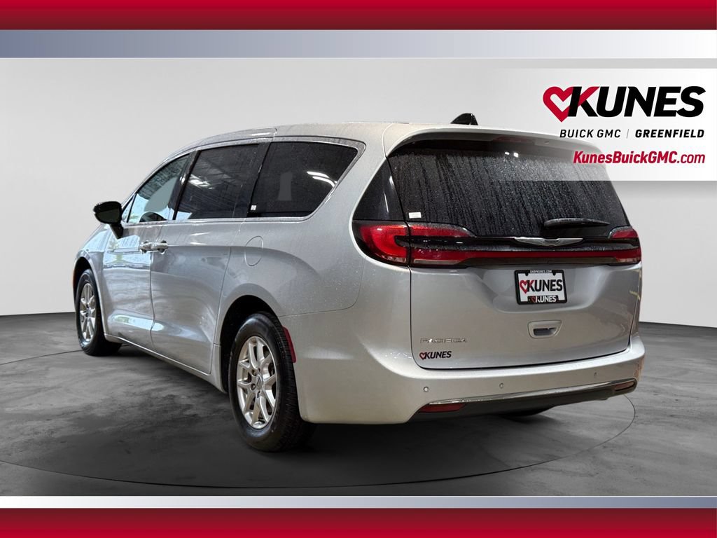 Used 2024 Chrysler Pacifica Touring-L FWD image 8