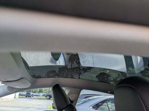 Used 2023 Tesla Model Y 2WD image 17