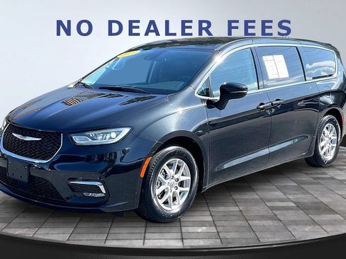 Used 2023 Chrysler Pacifica Touring-L FWD image 1