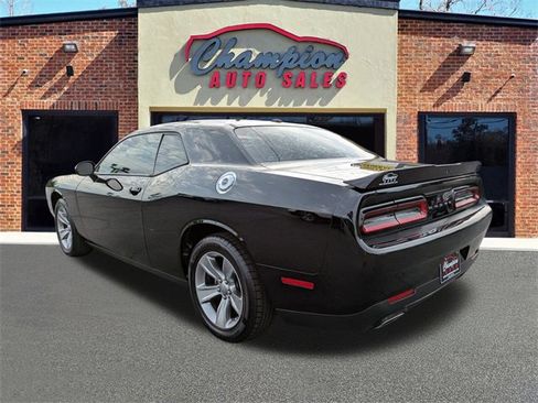 Used 2022 Dodge Challenger SXT image 7