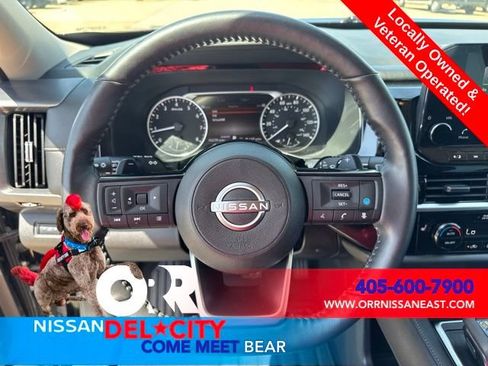 Used 2025 Nissan Pathfinder SL FWD image 18