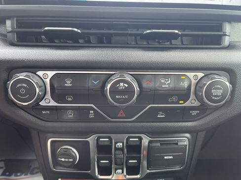 Used 2024 Jeep Wrangler Unlimited Sport AWD/4WD image 26
