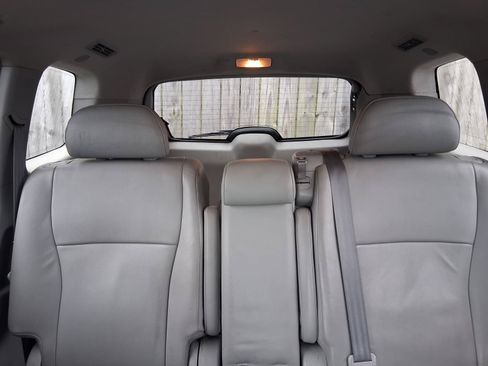 Used 2011 Toyota Highlander SE w/ Tow Pkg FWD image 6